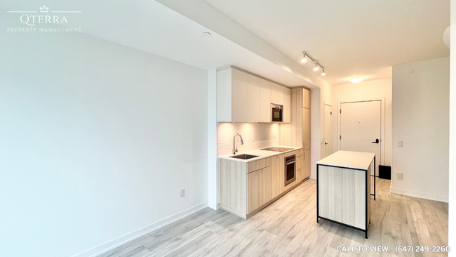 Photo du bâtiment - 215 Lakeshore Rd W