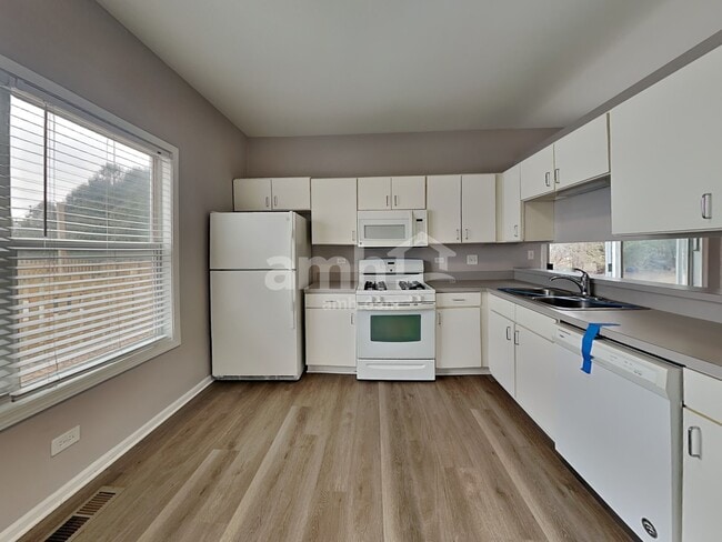 Foto del edificio - 2417 Deerfield Dr