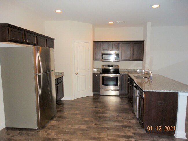 Foto del edificio - Townhouse available March 7 2024