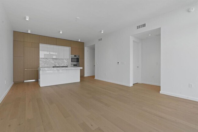 Foto del edificio - 313 W 17th St