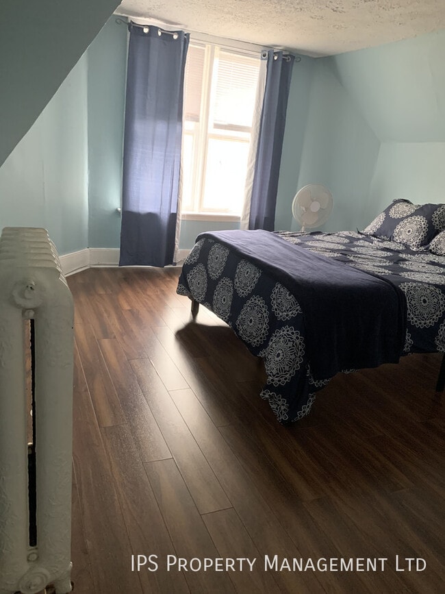 Building Photo - Mansion Like Home - 6 Bed | 1.5 Bath  - $4000