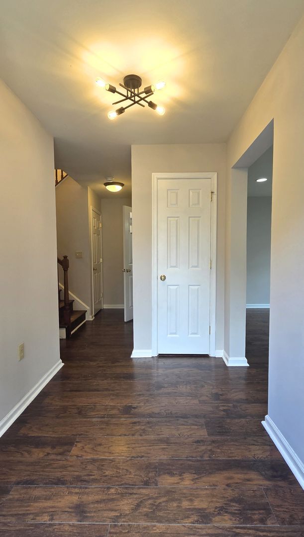 Foto del edificio - Beautiful 3 bedroom 2.5 bathroom END Unit ...