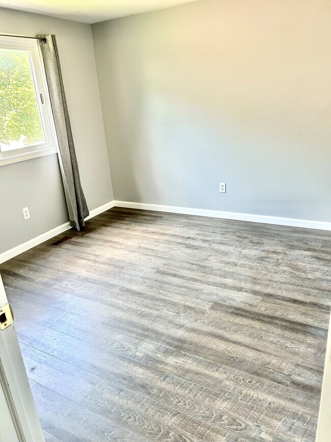 Building Photo - 5335 Standish Dr