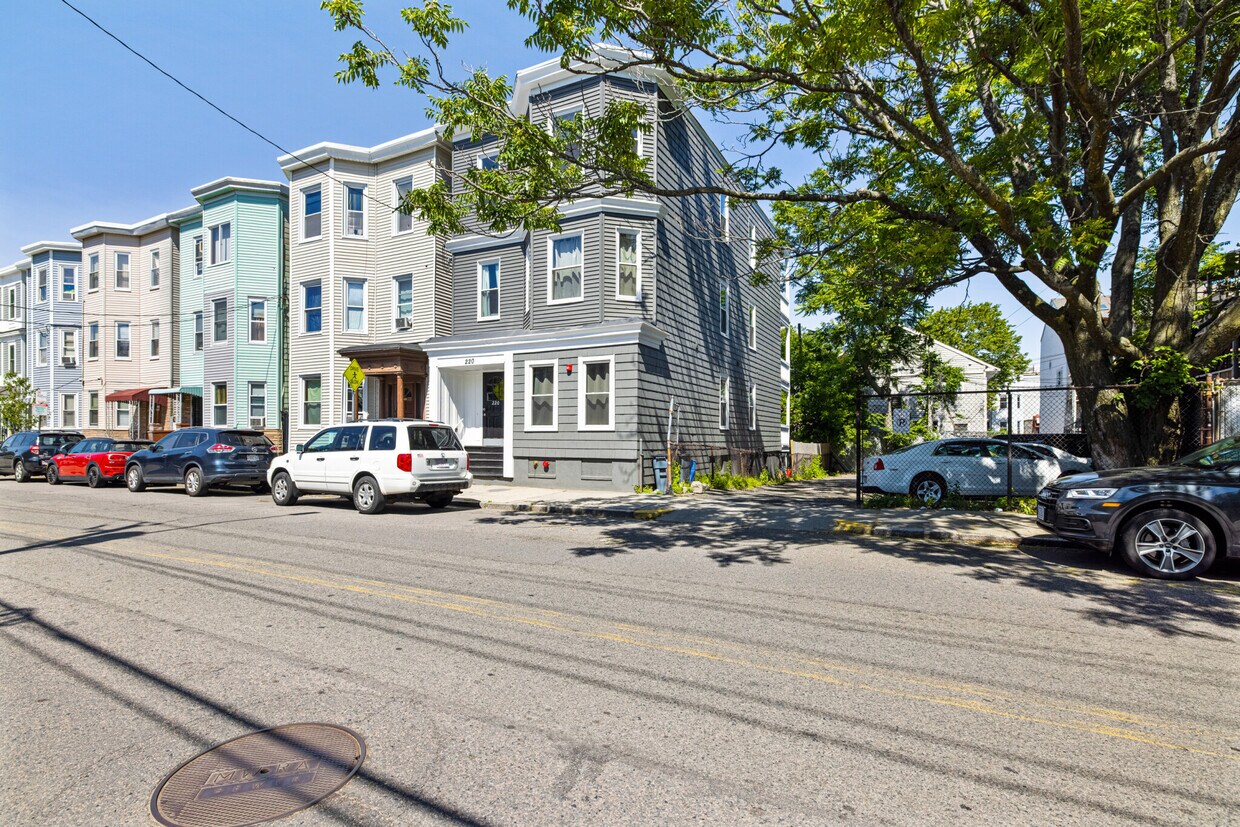 Primary Photo - 132 Bremen St