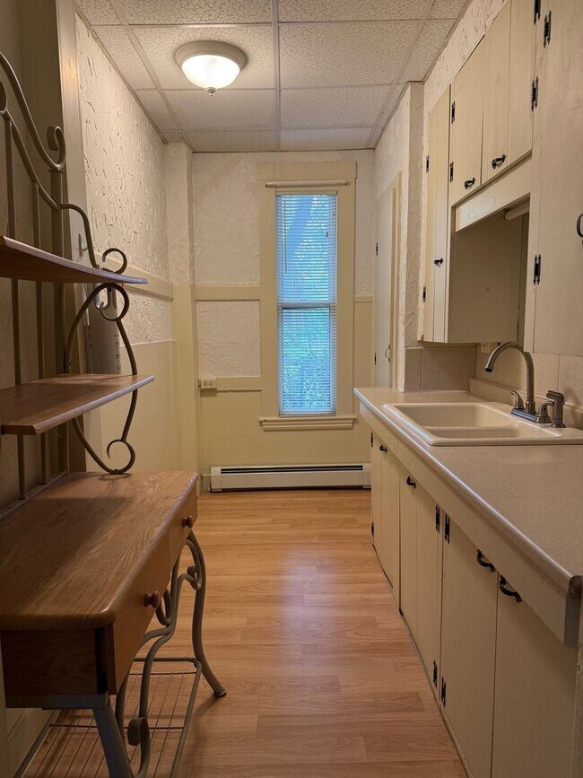 Foto del edificio - Westbrook-66 Stroudwater St. #1:  1 BR+off...