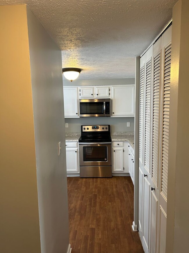 Building Photo - Convenient West-End Townhome