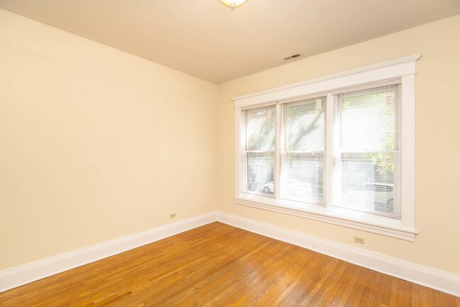 Building Photo - 1414 W Leland Ave