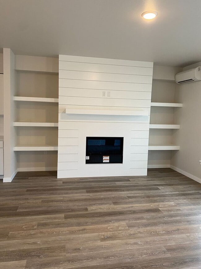 Building Photo - Modern 3 Bedroom, 3 Bath Townhome with 2-C...