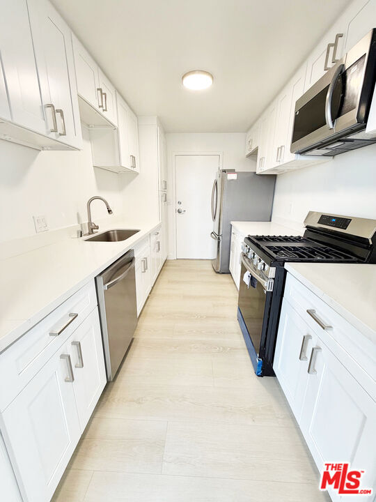 Building Photo - 468 S Roxbury Dr