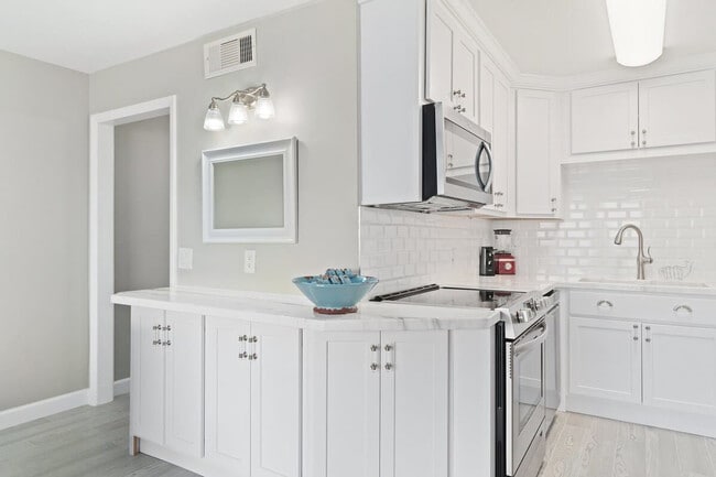 Building Photo - 8743 Thomas Dr