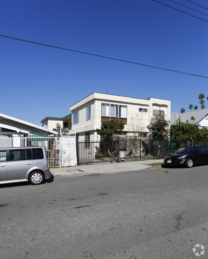 Foto principal - 961 S Kenmore Ave