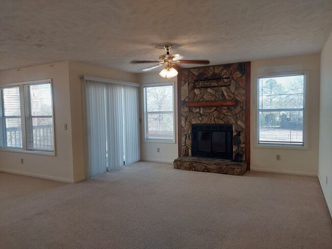 Building Photo - STEWARTS CREEK CONDO 3 BEDROOM 2 BATH 1ST ...
