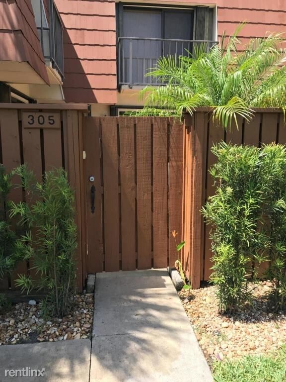 Primary Photo - 305 Buttonwood Ln