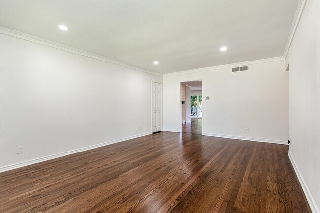 Foto del edificio - 6737 Lakefair Cir