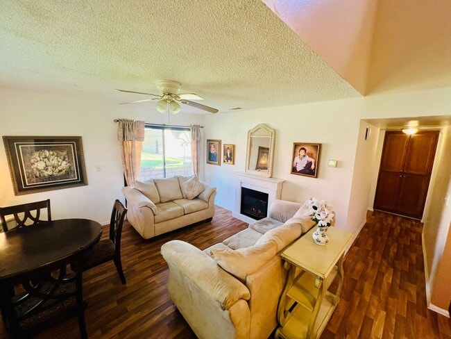 Building Photo - Inviting Gated Community Townhome—Jess Ran...
