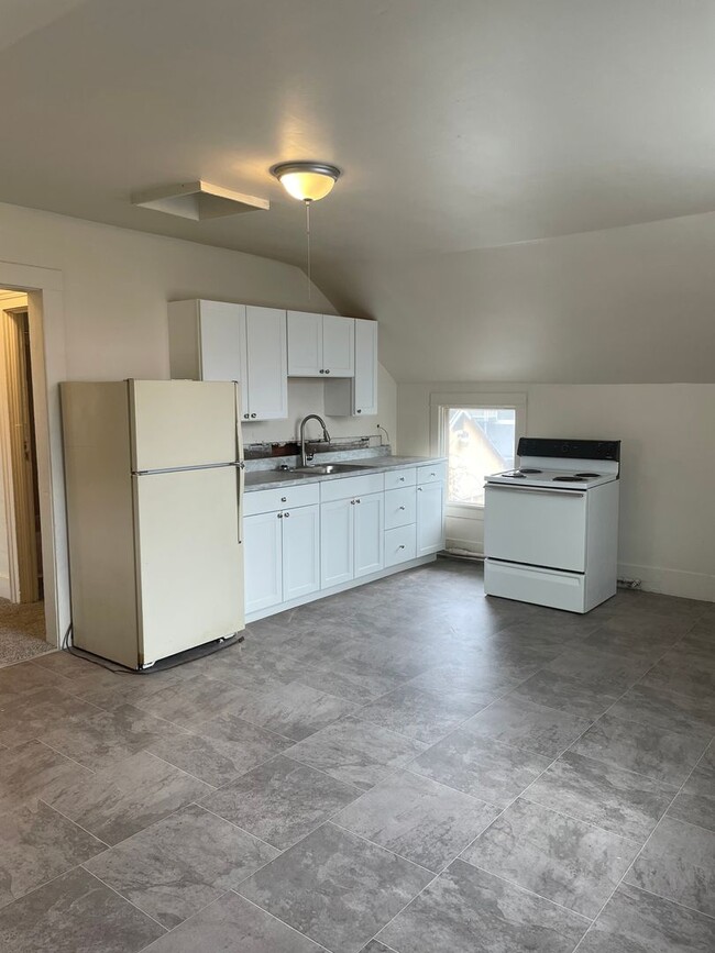 Building Photo - 2 Bedroom 1 Bath Upper Level Unit in Marys...