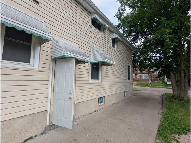 Building Photo - 947 6th St E