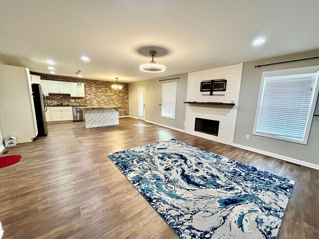 Foto del edificio - Three bedroom with finished basement in Hamburg!