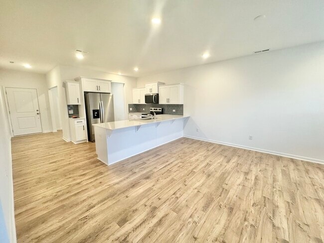 Foto del edificio - Three bedroom 2 1/2 bath single-family home in the new Kensington community