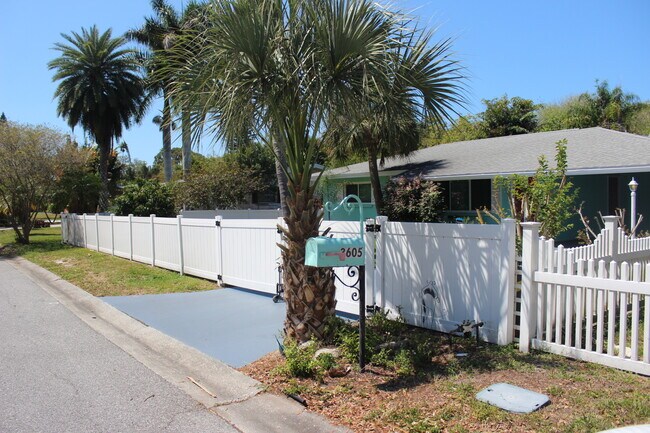 Vista de calle - 3605 Iroquois Ave