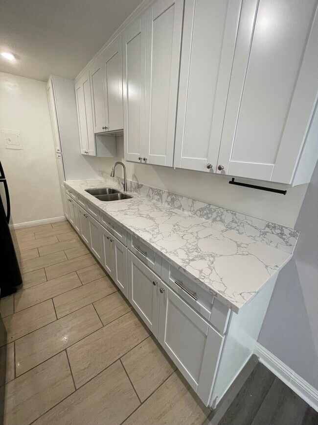Building Photo - 345 S Manhattan Pl