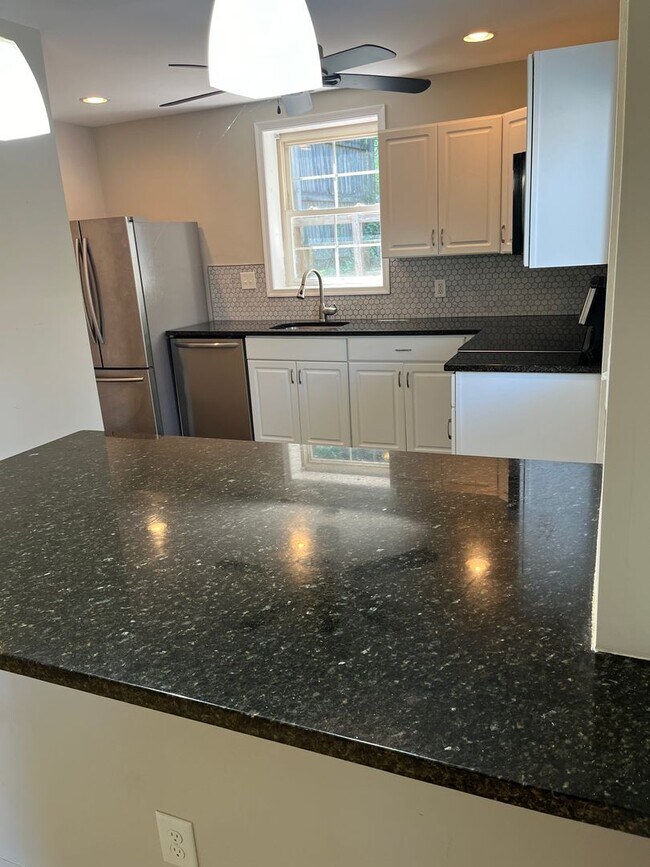 Building Photo - 2 Bedroom, 1.5 Bath home in Mt. Washington