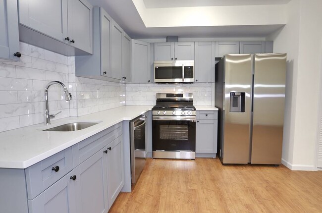 Modern kitchen - 143 Zabriskie St