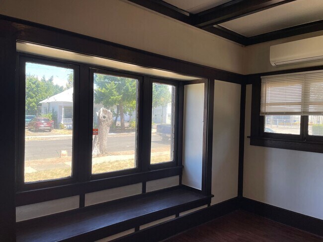 Foto del edificio - Beautiful Wood Details-Charming 1 Bedroom 1 Bath