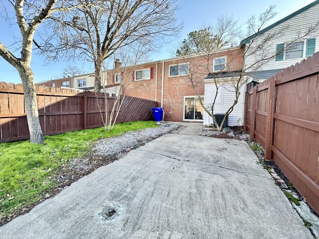 Foto del edificio - Updated & READY NOW!! A 3-Bedroom Great Neck Home! Excellent Schools! All Appliances Convey!