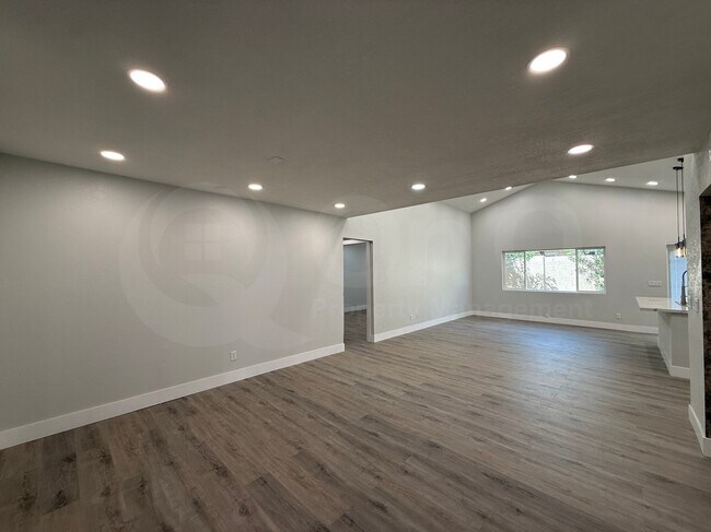 Building Photo - 412 E Utopia Rd