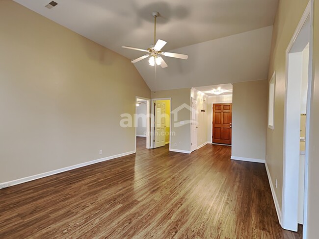 Building Photo - 3021 Iroquois Dr