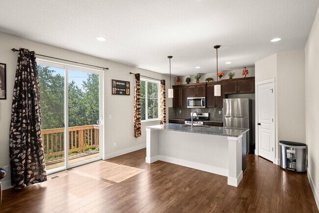 Foto del edificio - Gorgeous 3 BD* 2.5 BA* Corner Lot Single F...