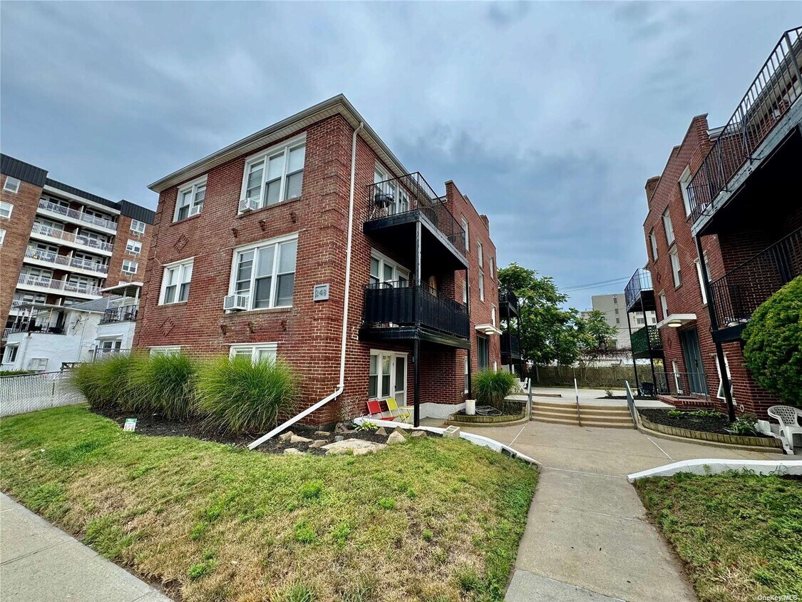 248 E Broadway Unit 6, Long Beach, NY 11561 Room for Rent in Long