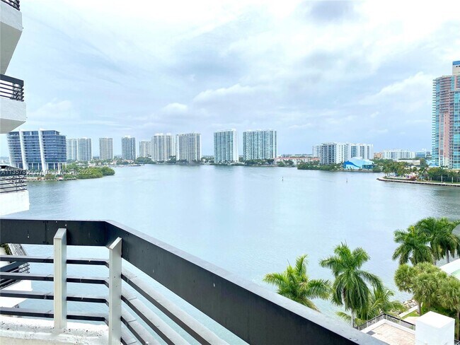 Building Photo - 3600 Mystic Pointe Dr