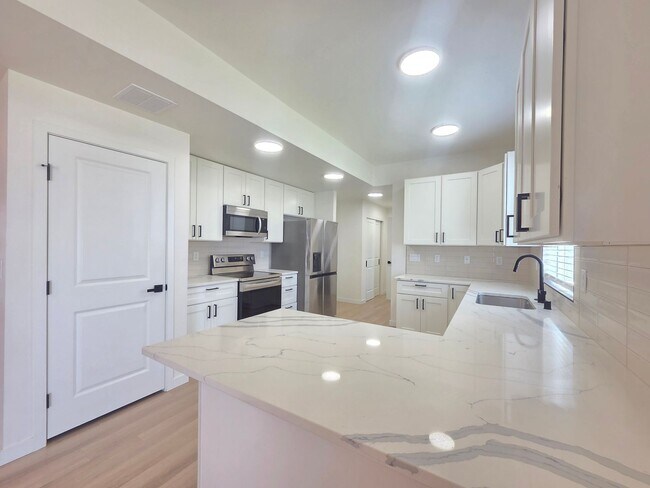 Foto del edificio - $2,800 - 4 Bed / 2.5 Stunning Home in Five Mile Prairie Neighborhood