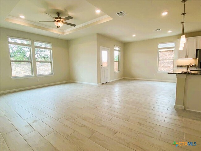 Foto del edificio - 512 Hoot Owl Ln S