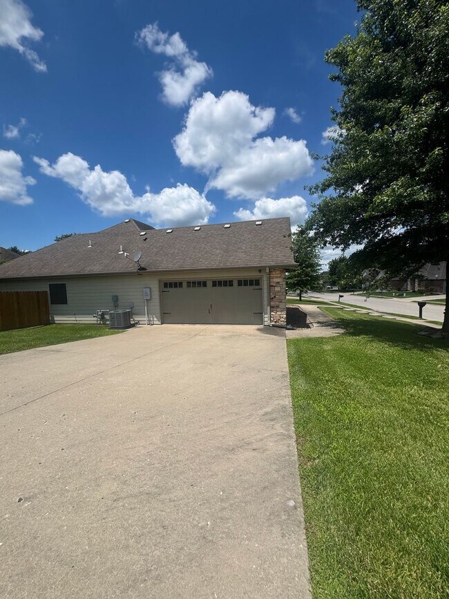 Building Photo - 3 bedroom 2 bath house w/ 2 car garage