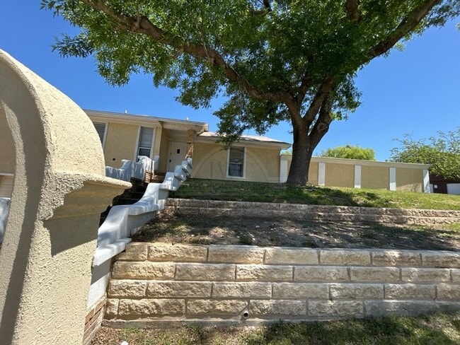 Building Photo - 801 Carmen St