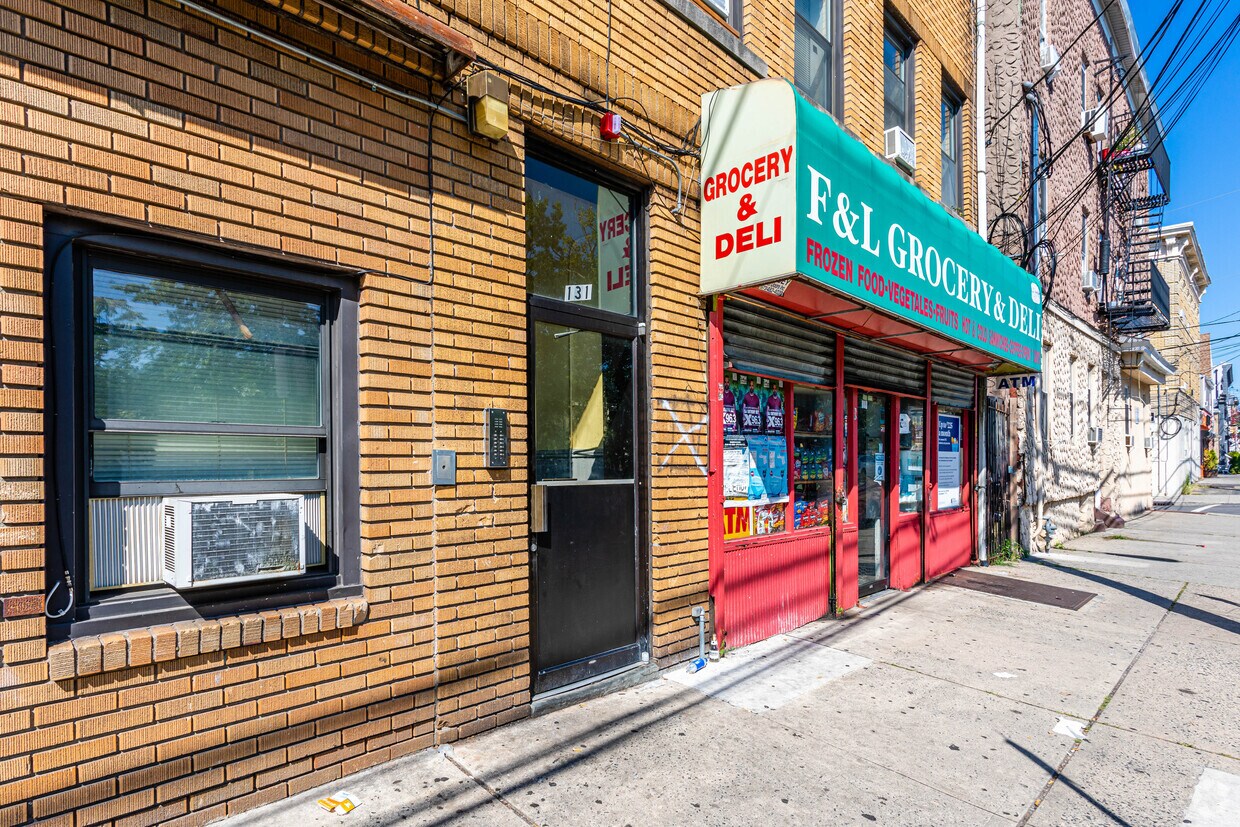 Entrada - 131 Parker Ave