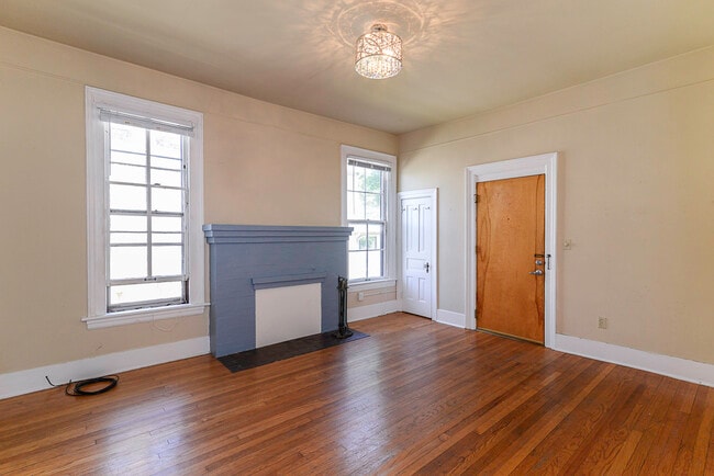 light filled hardwood floors Kerrytown apartment - 521 Elizabeth Street