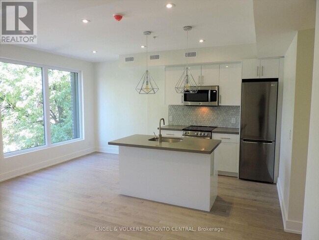 Photo du bâtiment - 1555 Bloor St W