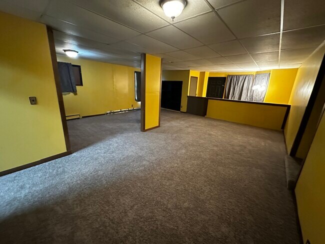 Sala de estar del primer piso, ángulo 2 - 3431 19th Ave E