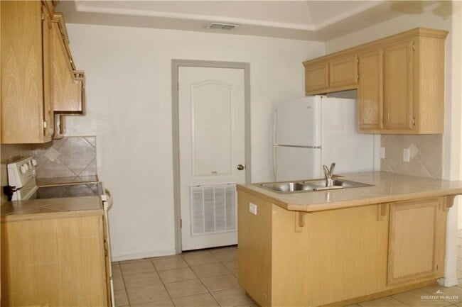 Building Photo - 2514 Cervantes Ave