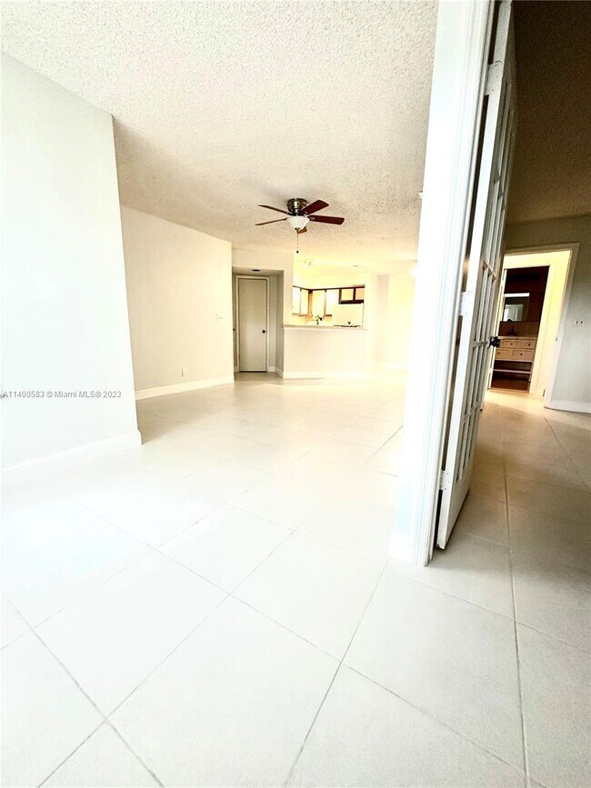 Foto del edificio - 3390 Pinewalk Dr N