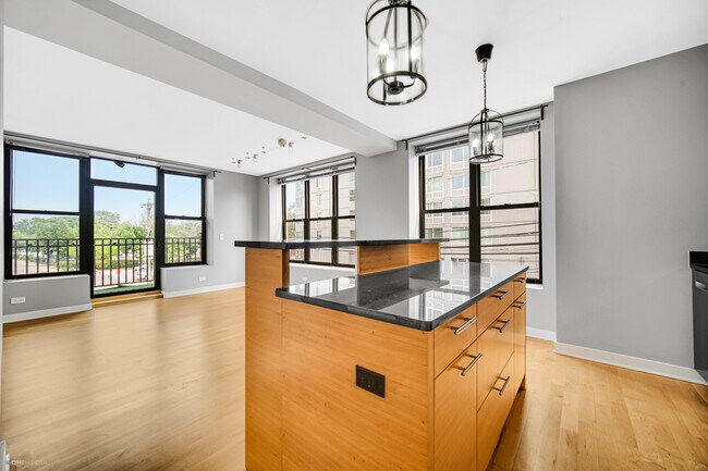 Foto del edificio - 811 W Eastwood Ave