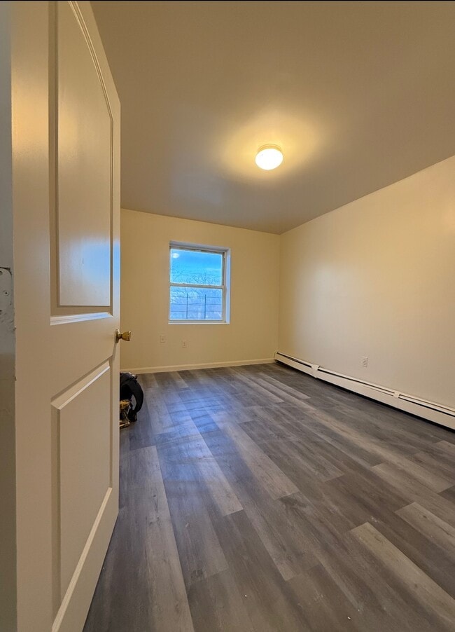 Foto del edificio - 22-92 Nameoke Ave