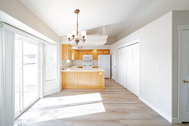 Foto del edificio - Single-Level 2 Bed / 2 Bath Ammon Home with Deck & Yard