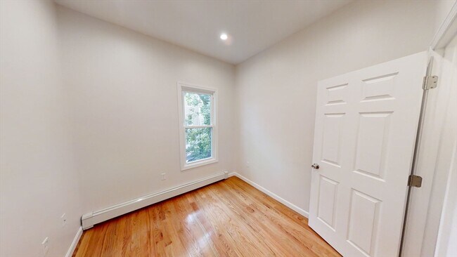 Building Photo - 131 Putnam St