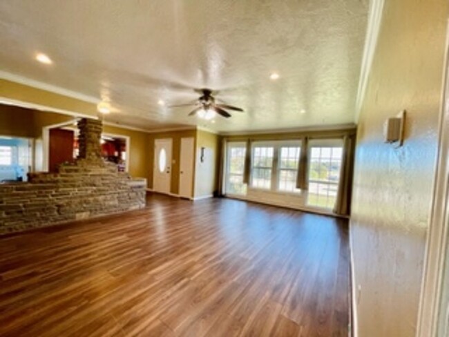 Foto del edificio - 4 bedroom 3 bath