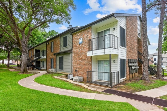 Building Photo - Oaks of Denton